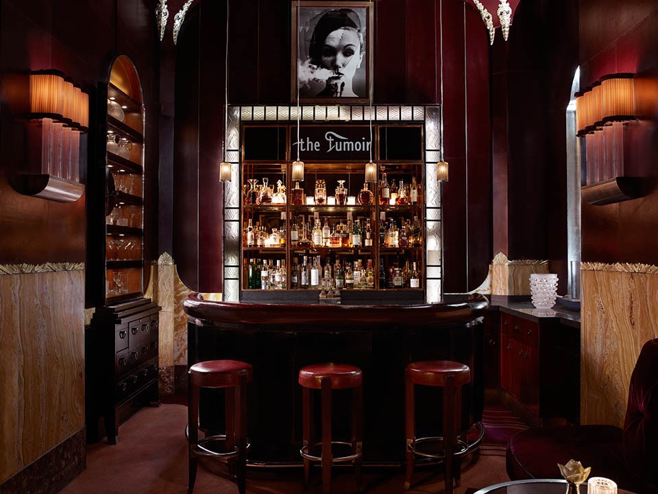 The bar of The Fumoir in an art deco interior design, and an intimate atmosphere.