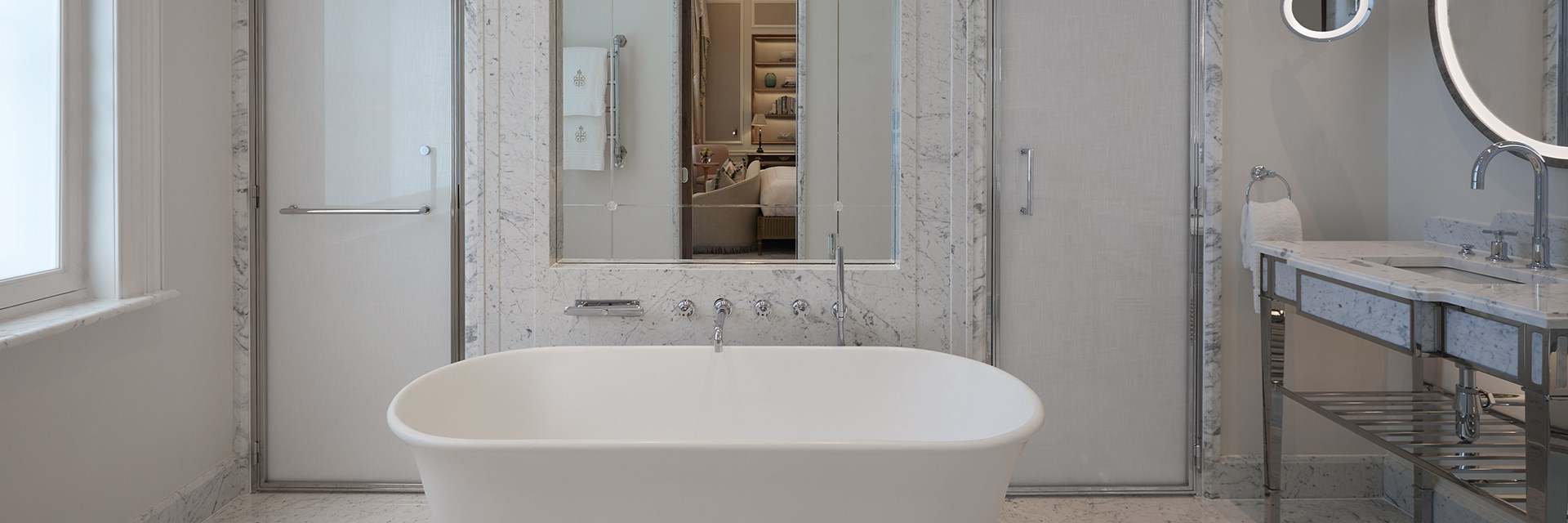 The bathroom of the Georgian Suite with the bathtub and mirror on the wall