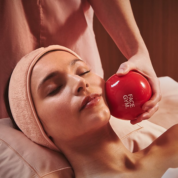 Presentation of a massage and spa treatment using the Face Gym on a woman's face at Claridge's Spa.