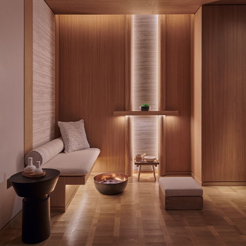 Claridge's treatment room: on the left a bed and copper foot bath beside it