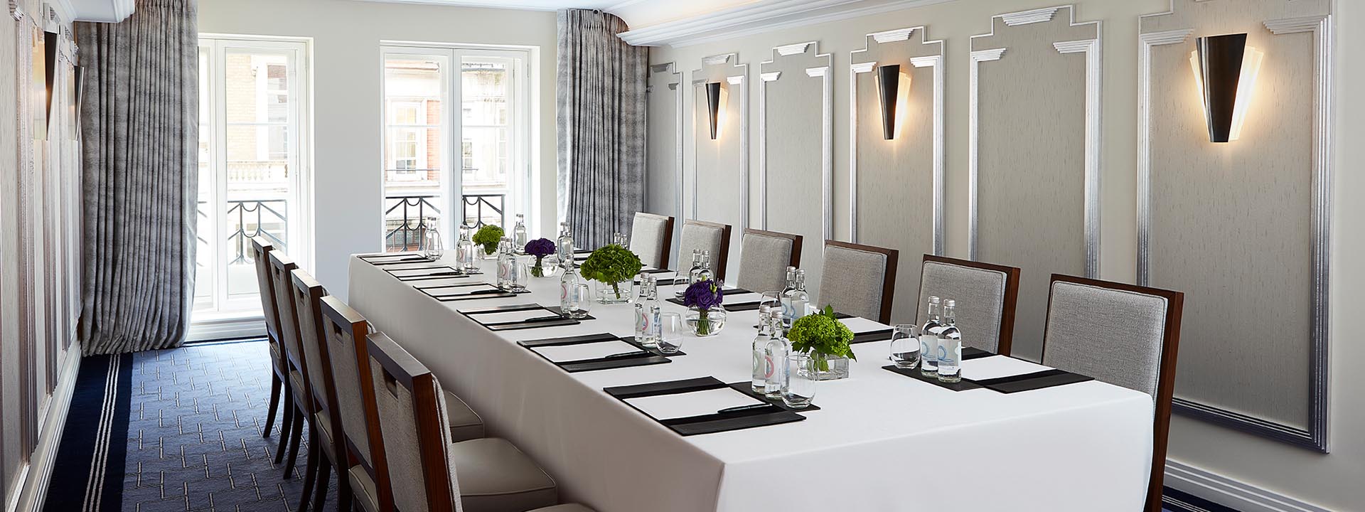 An elegant room in Art Deco design, perfect as a Boardroom enriched with natural daylight.