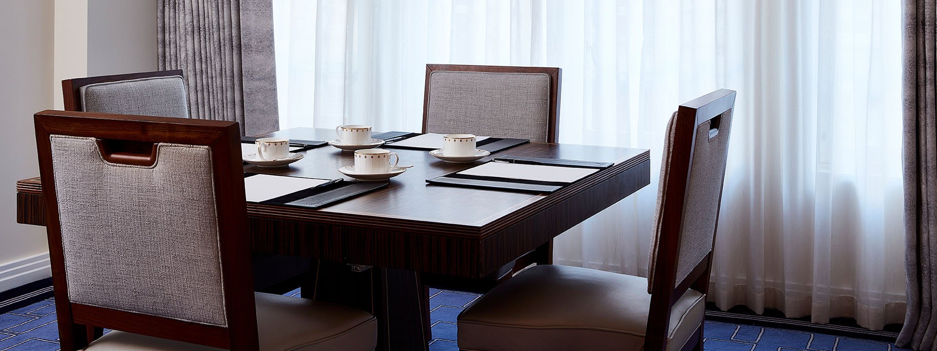 A view of the comfortable chairs and table in the Buckingham Room
in Art Deco design, perfect for smaller gatherings.