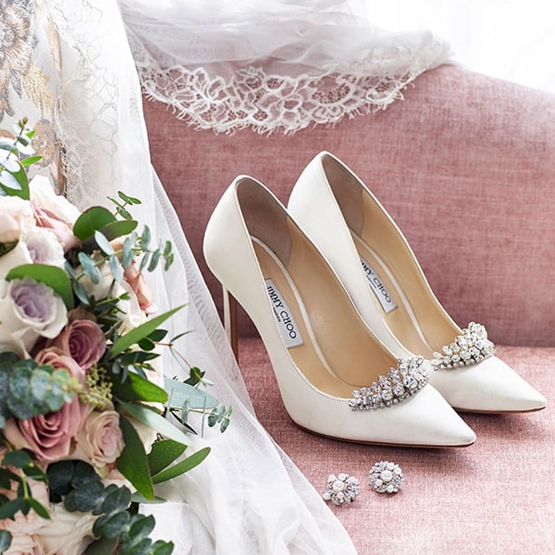 Presentation of wedding details, bridal shoes, earrings as well as an elegant flower bouquet in a romantic style.