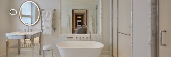 The bathroom of the Brook Suite at Claridge's with bathtub, sink and mirror