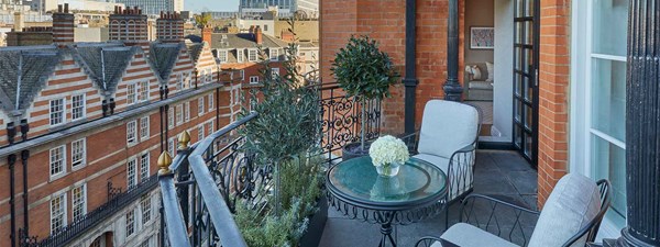 Terrace with two armchairs in Claridge's Terrace Suite, in an elegant design and a fantastic view of the surroundings.